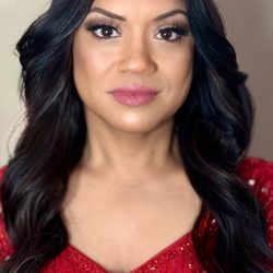 Makeup By Ivett - Loose waves for long hair. Smoky eyes in brown & gold. #makeupbyivett #ivettcatana. Ivett Catana.
Makeup by Ivett