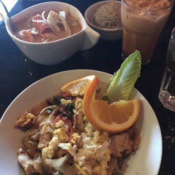 Bangkok Boulevard - Drunken noodle and massaman curry - Thai Near Me - Hamden, Connecticut
