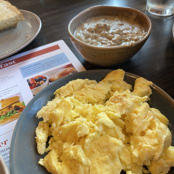 Early Bird West Omaha - Scrambled 2 EGGS TO ORDER and SAUSAGE GRAVY - Breakfast & Brunch Near Me - Omaha, Nebraska