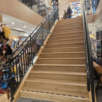 Barnes & Noble - Bookstores Near Me - Santa Monica, California