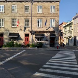 Hôtel Manoir de l'Esplanade - Hotel entrance on busy yet quaint corner