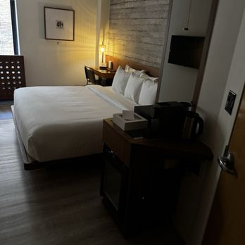 Hotel Henri - King size bed - Hotels Near Me - New York, New York Hotel Henri - King size bed - Hotels Near Me - New York, New York