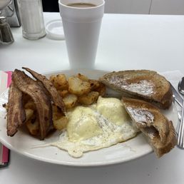 a plate of breakfast food