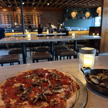 Bodega Wine Bar - Pepperoni Mushroom pizza !! - Wine Bars Near Me - Santa Monica, California
