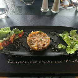 Les Coudes sur la Table - Entrée : tartare de saumon.  Trop bon !