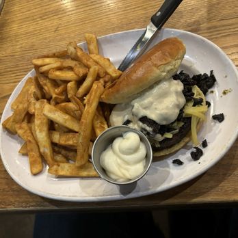 SanTan Brewing Company - Mushroom Gouda Burger - Brewpubs Near Me - Chandler, Arizona