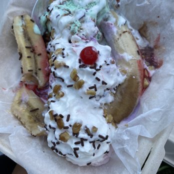 Friendly's - I can't understand how the serve me this banana - American Near Me - Hampton Township, New Jersey