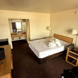 E-Z 8 Motel - Phoenix - This is what I saw before I walked back to try and get a refund. SO NOT LIKE THE ONLINE PICTURES!!  NOT CONVINCED IT'S OF THE SAME PLACE!!!