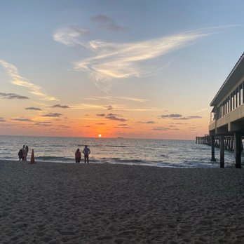 Hollywood Beach - More west this is Dania area connected to Hollywood @quarter deck - Beaches Near Me - Hollywood, Florida