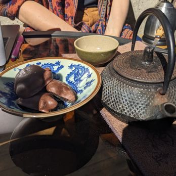 Far Leaves Tea - Teapot of black mango tea, chocolates - Tea Rooms Near Me - Berkeley, California