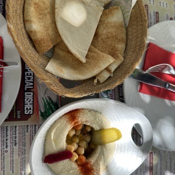 El Rincón de Beirut - Hummuos- chickpea with tahini sauce & fresh lemon - Tapas Bars Near Me - Seville, SE El Rincón de Beirut - Hummuos- chickpea with tahini sauce & fresh lemon - Tapas Bars Near Me - Seville, SE