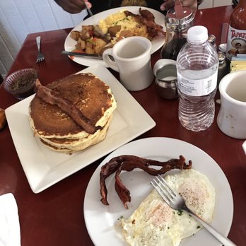 Fat Cat - Bacon pancakes with side of eggs and bacon - Bakeries Near Me - Rosarito, BCN Fat Cat - Bacon pancakes with side of eggs and bacon - Bakeries Near Me - Rosarito, BCN