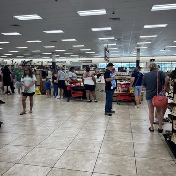 Buc-ee’s - Busy store, so big, so many people - Gas Stations Near Me - Sevierville, Tennessee Buc-ee’s - Busy store, so big, so many people - Gas Stations Near Me - Sevierville, Tennessee