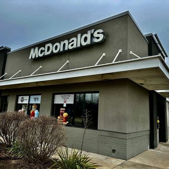 McDonald's - Outside - Burgers Near Me - Lindenhurst, Illinois McDonald's - Outside - Burgers Near Me - Lindenhurst, Illinois