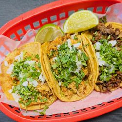 Famous Chicago Style Taco - 3 tacos - 2 pollo, 1 asada