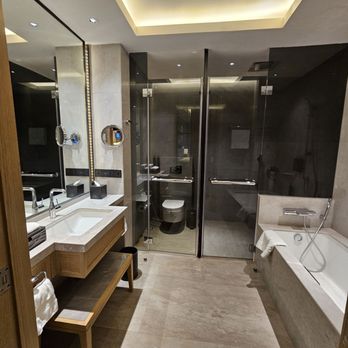 Hilton Manila - Bathroom - Hotels Near Me - Pasay, NCR
