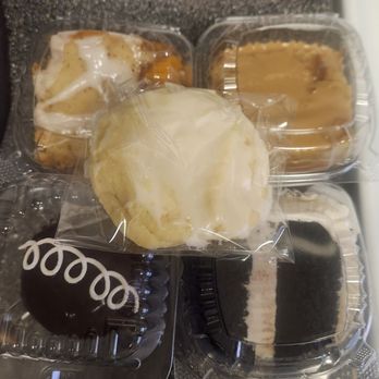 Hunnie Butter - Clockwise:peach cobbler pound cake, bourbon bread pudding, Big Mama, Ho ho cupcake, iced lemon cookie - Desserts Near Me - Phoenix, Arizona Hunnie Butter - Clockwise:peach cobbler pound cake, bourbon bread pudding, Big Mama, Ho ho cupcake, iced lemon cookie - Desserts Near Me - Phoenix, Arizona