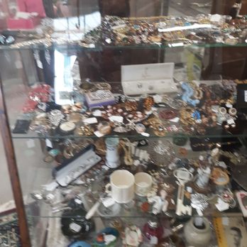 Weathervane Antiques - Antiques Near Me - Macon, Missouri