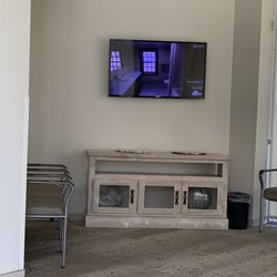 Advanced Medical Imaging Northpointe - TV in waiting area...HGTV is on!