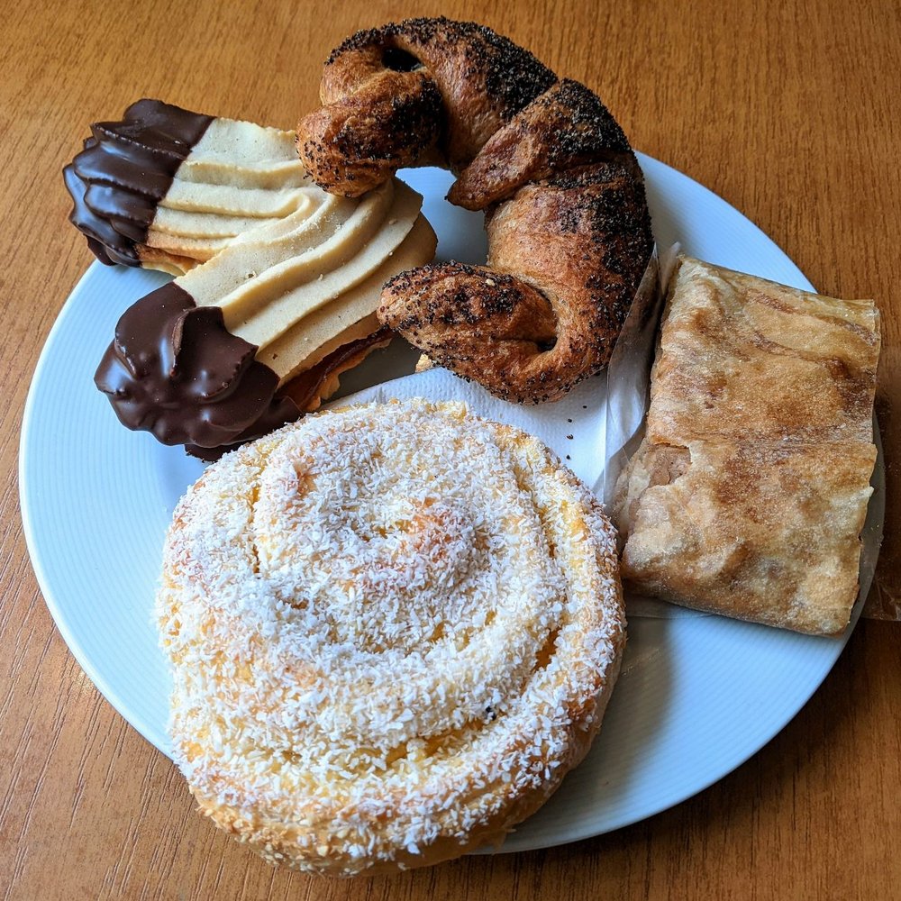 Rieppel - Cafe Konditorei Rieppel 03/18/22: Linzerkipferl, Apfelstrudel, Zauner Klipferl, Krapfen - Bakeries Near Me - Vienna, 9