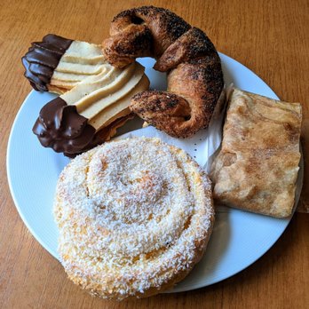Rieppel - Cafe Konditorei Rieppel 03/18/22: Linzerkipferl, Apfelstrudel, Zauner Klipferl, Krapfen - Bakeries Near Me - Vienna, 9