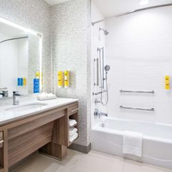 Tru by Hilton Wichita Falls - Guest room bath