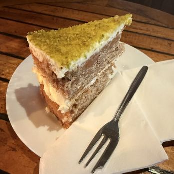 Café am Neuen See - Pistachio carrot cake - Pizza Near Me - Berlin, BE