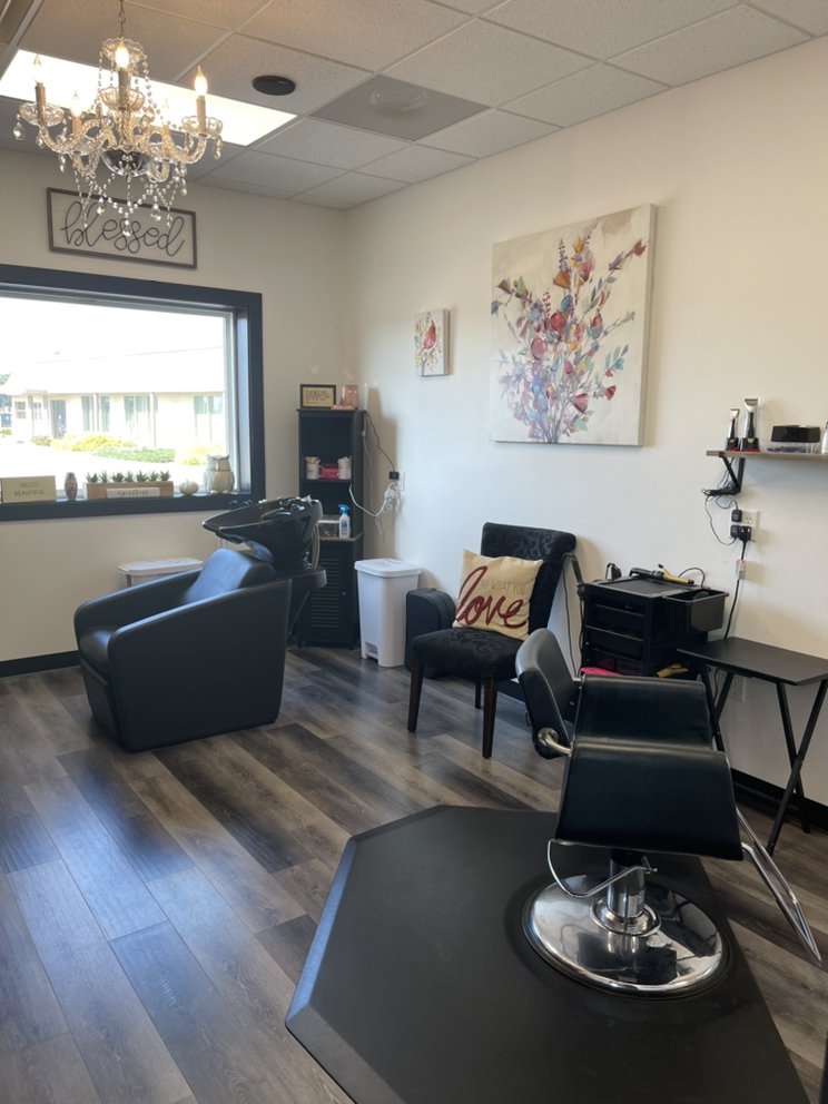 Tiffany’s Tresses Logo