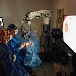 North Toronto Eye Care - Dr. Rabinovitch using 3D technology to perform cataract surgery