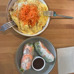 Pad Thai, spring rolls