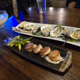 Grilled oysters, delectable grilled scallops and asparagus. Will definitely come again!