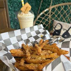 Smoky Garlic Cheese Fries