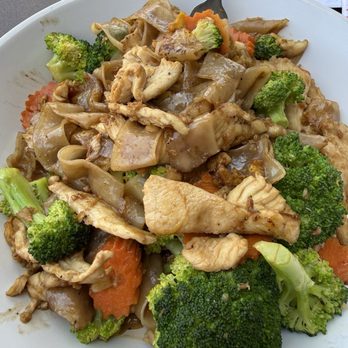 Asiatique Eatery - Pad See Ew with tough chicken - Asian Fusion Near Me - Ventura, California Asiatique Eatery - Pad See Ew with tough chicken - Asian Fusion Near Me - Ventura, California