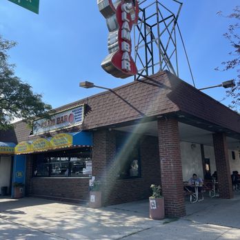 Randazzo's Clam Bar - Store front and outdoor side sitting - Seafood Near Me - Brooklyn, New York