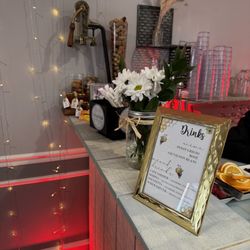 McMaster's Florist - Extra flowers for the bar