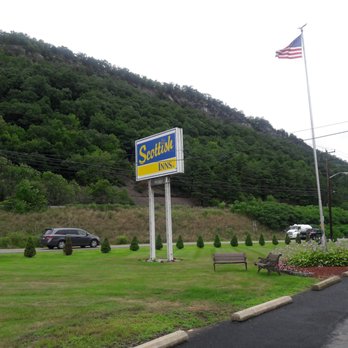 Scottish Inns - Double roadways next to the hotel. - Hotels Near Me - Milford, Pennsylvania