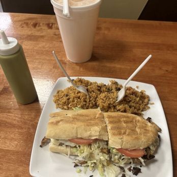 Cafeteria Marcela’s - Sandwich de pollo, Arroz con gandules, Agua de parcha - Breakfast & Brunch Near Me - Chicago, Illinois