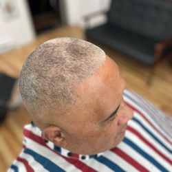 Mid/high skin/bald-fade & clean Line-up.