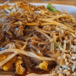 Benja's Thai & Sushi Restaurant - Pad thai with beef