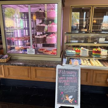 Eddie's Bakery Cafe - Cake display - Bakeries Near Me - Fresno, California
