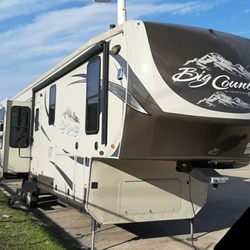 Parrott RV Rentals - Big Country , sleeps 6-7, outside grill/tv, the largest of our units, king bed, full shower, w/d, full kitchen. $150/ Daily