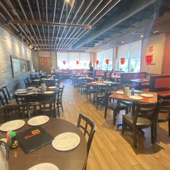 Yu's Mandarin - Nice interior - Chinese Near Me - Wheeling, Illinois