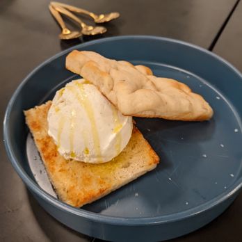 Wrestaurant At The Palace - ice cream sandwich! - Pizza Near Me - Saint Paul, Minnesota