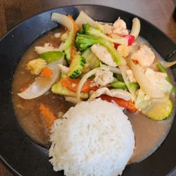 Tom Yum Thai - Chicken with brown sauce