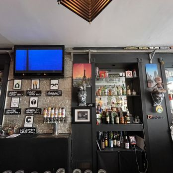 Streets On Carson - a bar with a television on the wall - Cocktail Bars Near Me - Pittsburgh, Pennsylvania Streets On Carson - a bar with a television on the wall - Cocktail Bars Near Me - Pittsburgh, Pennsylvania