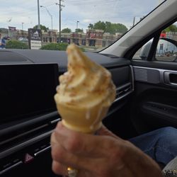 Vanilla ice cream with toasted coconut dip, very good!