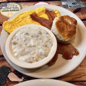 Macadoo's Family Restaurant - Kathy's Kombo: eggs, bacon, biscuit, side of gravy - Breakfast & Brunch Near Me - Mishawaka, Indiana