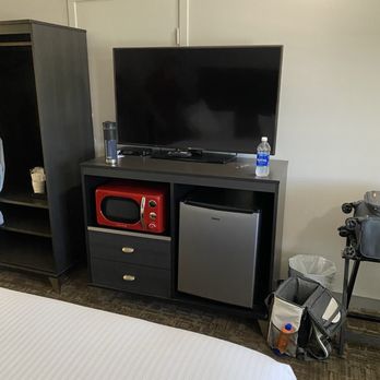 Americana Modern Hotel - Comes with frig and microwave. - Hotels Near Me - Redding, California Americana Modern Hotel - Comes with frig and microwave. - Hotels Near Me - Redding, California