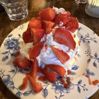 The Kings Head - Strawberry and Crème Meringue - Pubs Near Me - Galway, G The Kings Head - Strawberry and Crème Meringue - Pubs Near Me - Galway, G