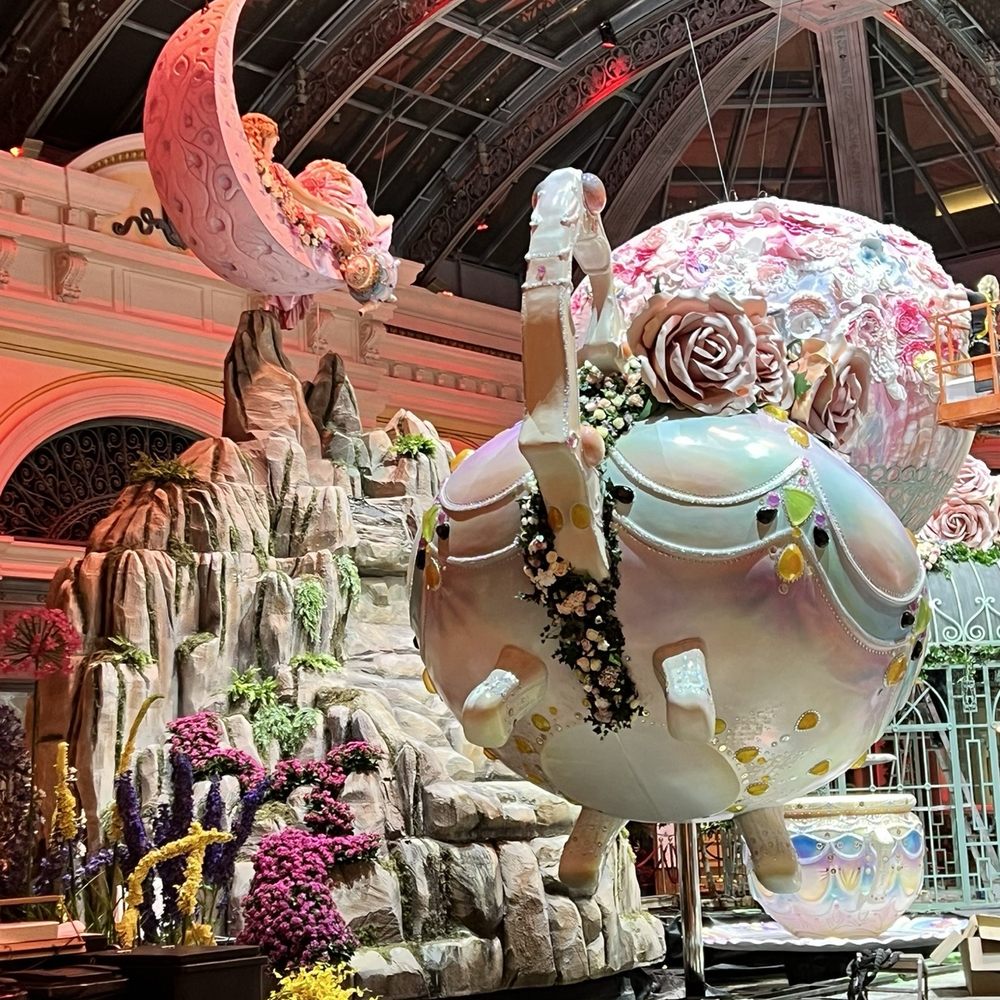 Bellagio Pool - New display! Very impressive! - Swimming Pools Near Me - Las Vegas, Nevada Bellagio Pool - New display! Very impressive! - Swimming Pools Near Me - Las Vegas, Nevada